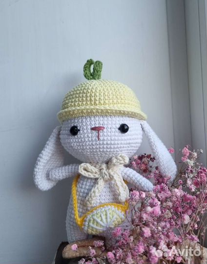 Зайчик игрушка вязаная