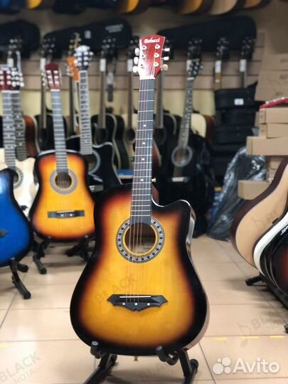 Гитара новая цвет желтый с черной окантовкой