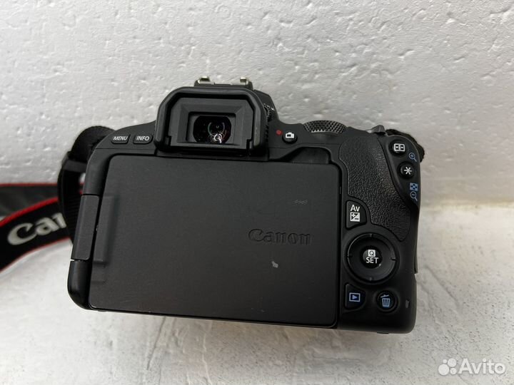 Canon 200D Body пробег 3.200