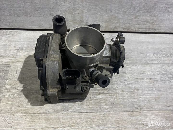 Дроссельная заслонка Volkswagen Passat B5