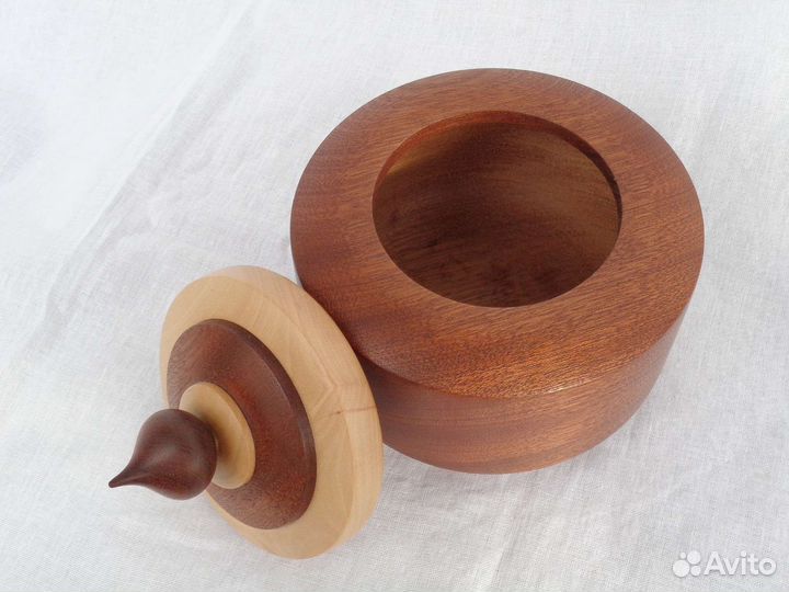 Шкатулка из красного дерева