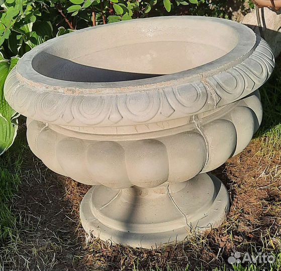 Красивые бетонные уличные вазоны