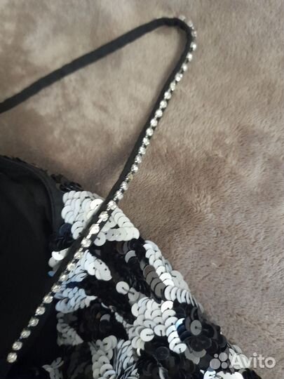 Платье с пайетками с клатчем