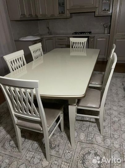 Стол и стулья