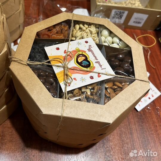 Подарочный набор с чаем, орехами и сухофруктами