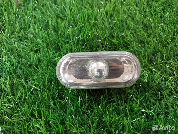 Повторитель на крыло белый Volkswagen Passat (B5.5