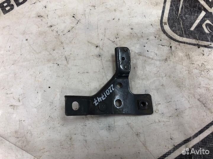 2201747 Кронштейн нижний радиатора правый Scania