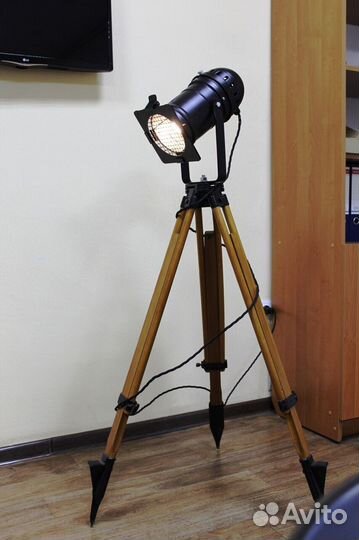 Торшер прожектор на треноге