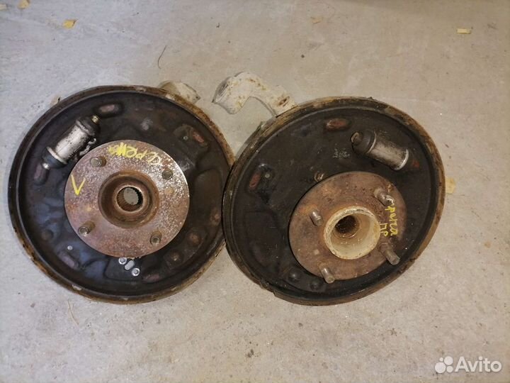 Кулак поворотный задний левый Nissan Serena 23