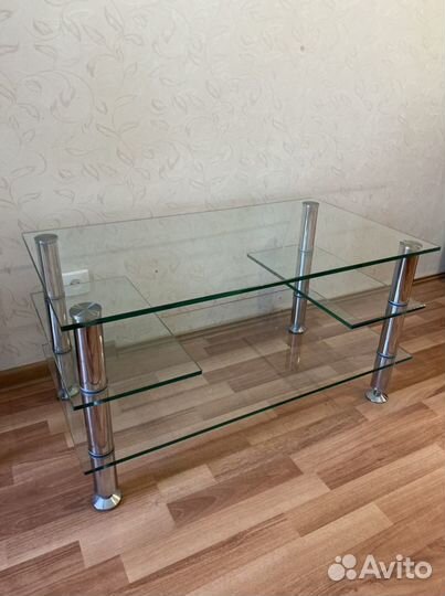Стеклянный журнальный столик