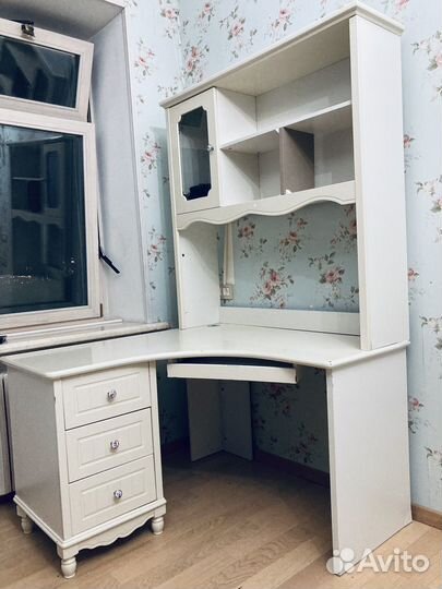 Угловой письменный стол