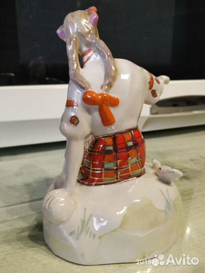 Статуэтка фарфоровая Девушка кормит голубей пзхк