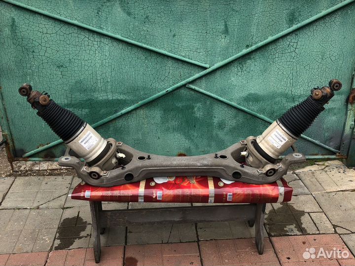 Подрамник с в пневмо стоками задние Audi Q7 VW