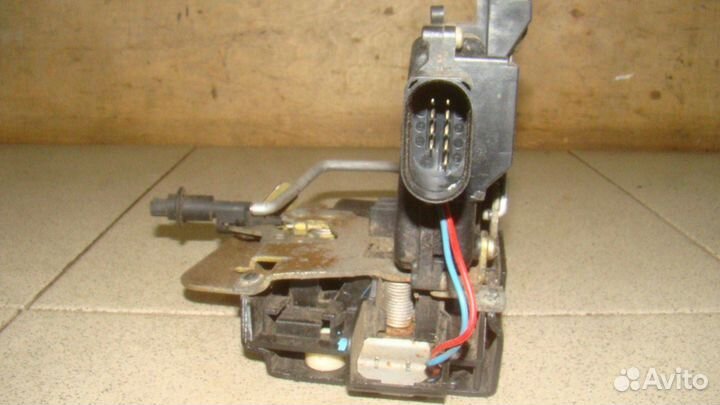 Замок двери передней правой Audi A6 (C5)