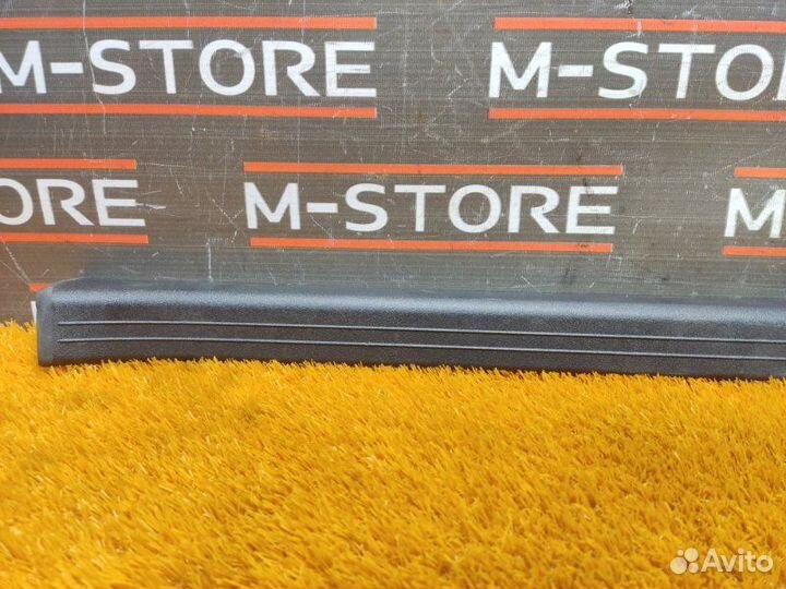 Накладка на порог салона правая Mercedes-Benz