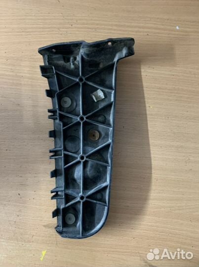 Направляющая заднего бампера правая A4 B6 2000