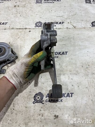 Педаль стояночного тормоза Mercedes-Benz W210