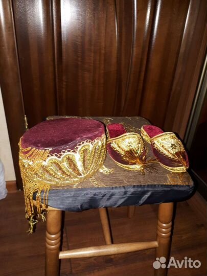 Узбекский головной убор и остроносые туфельки