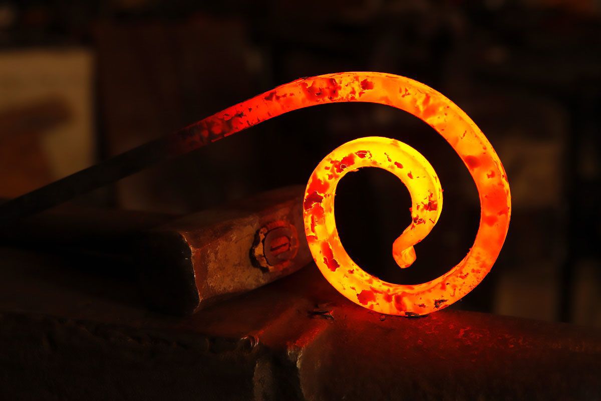 Ковка процесс. Металл для ковки. Горячая ковка металла. Горячая штамповка металла. Горячая ковка металла.