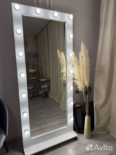 Зеркало с лампочками на подставке