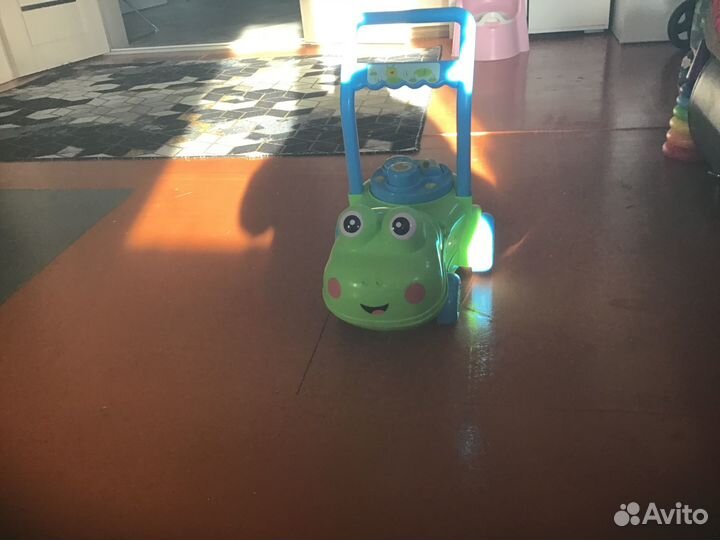 Машинка каталка толокар с ручкой