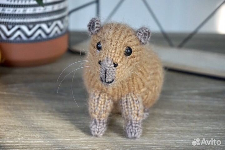 Вязаная игрушка капибара