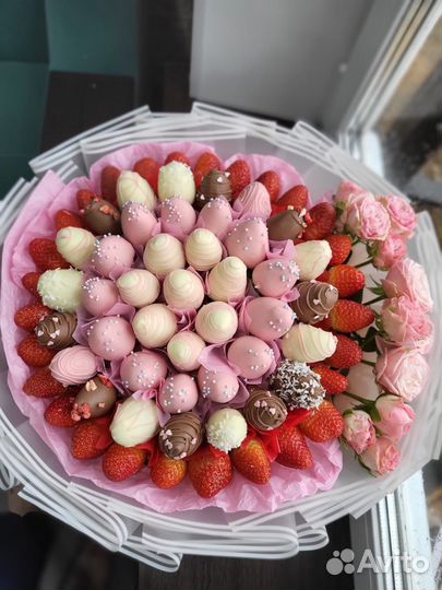 Клубника в шоколаде букеты с цветами