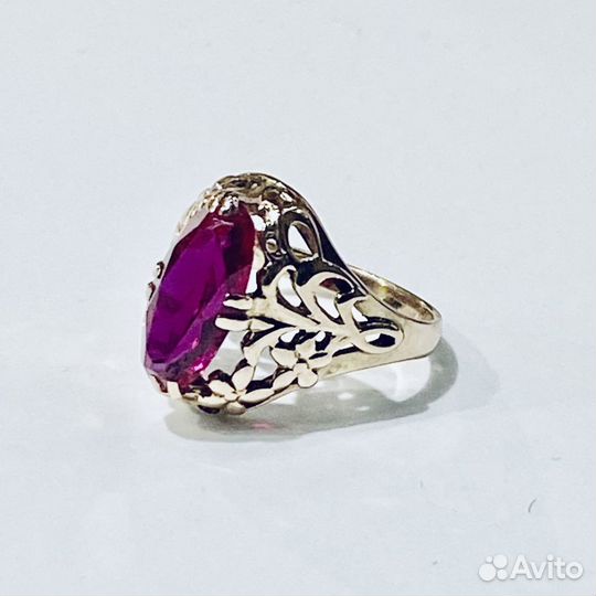 Золотое кольцо с камнем