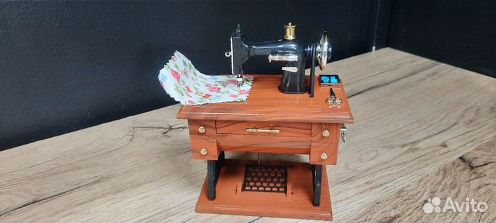 Музыкальная шкатулка швейная машинка