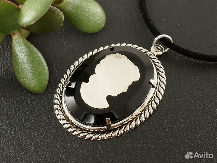 Камея Снежная дама на черном, стекло (30х40мм)