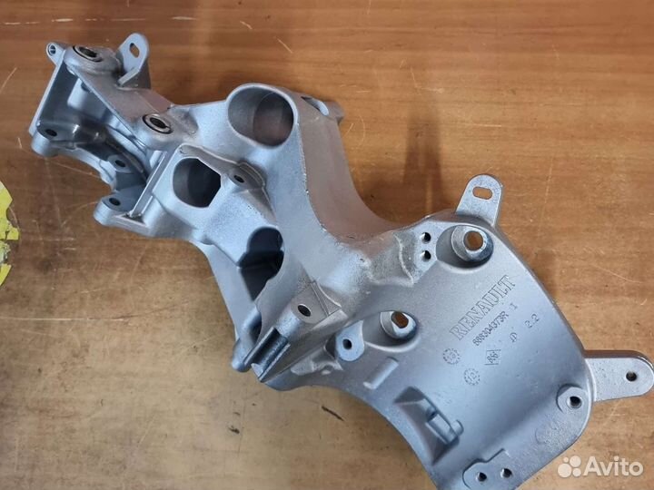 Кронштейн генратора Renault 688304373R