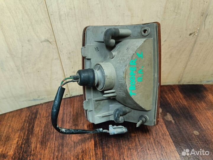 Указатель поворота левый Isuzu Trooper 1988