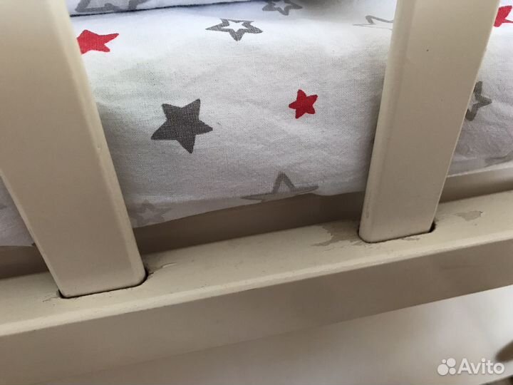 Детская кроватка с маятником и ящиком