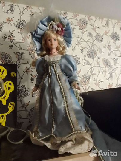 Кукла фарфоровая