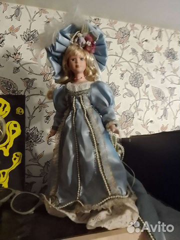 Кукла фарфоровая