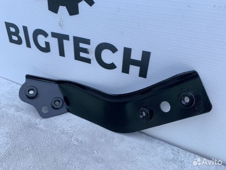 Кронштейн бампера Mercedes W204 A2046200185