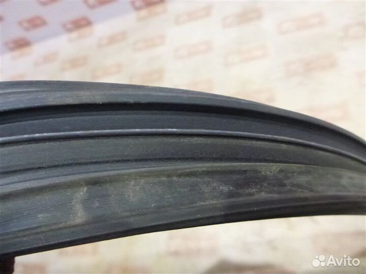 Уплотнительная резинка стекла передняя левая