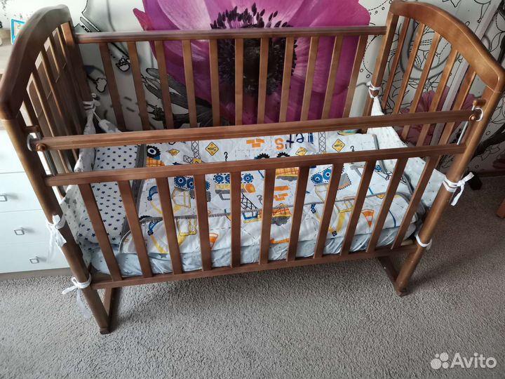 Детская кровать с маятником и матрасом