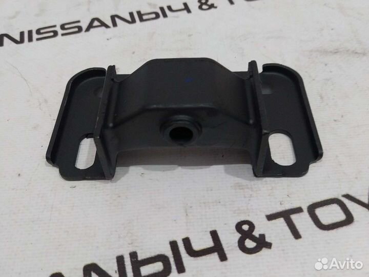 Опора кулисы кпп на Nissan Almera B10