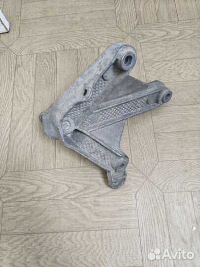 Кронштейн подушки кпп 8200043084, 8200457080