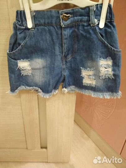 Футболка и джинсовые шорты