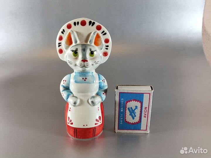 Две кошки фарфоровые статуэтки