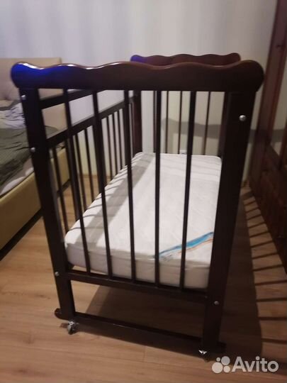 Детская кроватка на колесиках, качалка