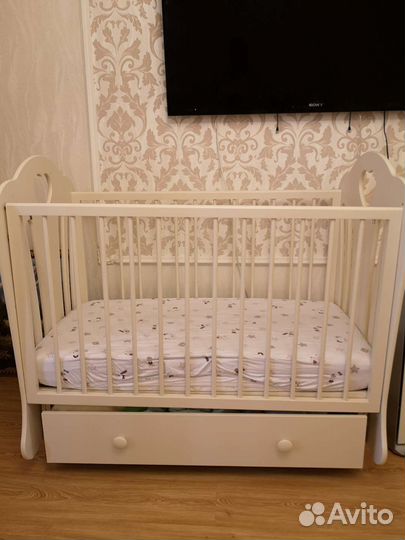 Детская кроватка с маятником и ящиком