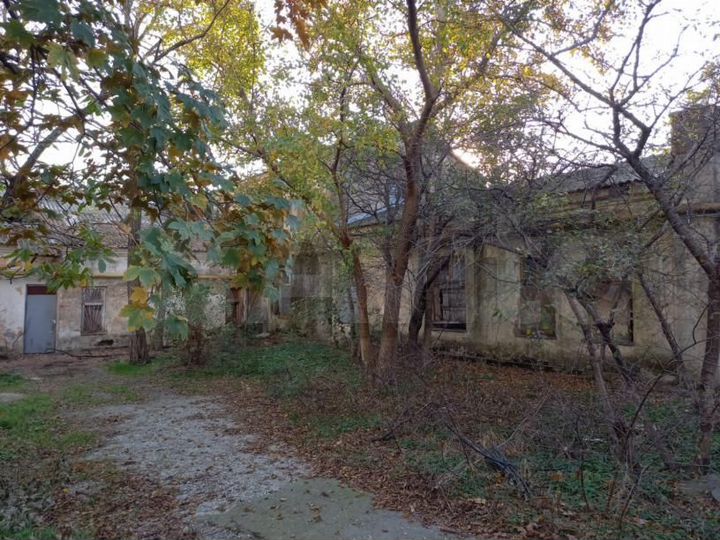 Нежилое здание с земельным участком