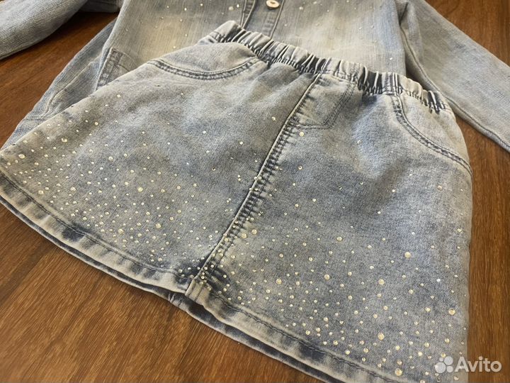 Джинсовка и юбка со стразами
