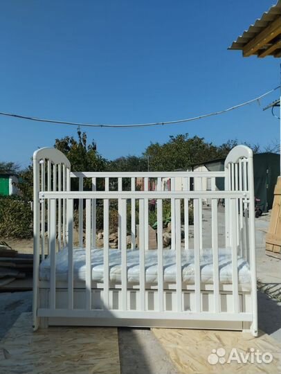 Детская кроватка с маятником и ящиком