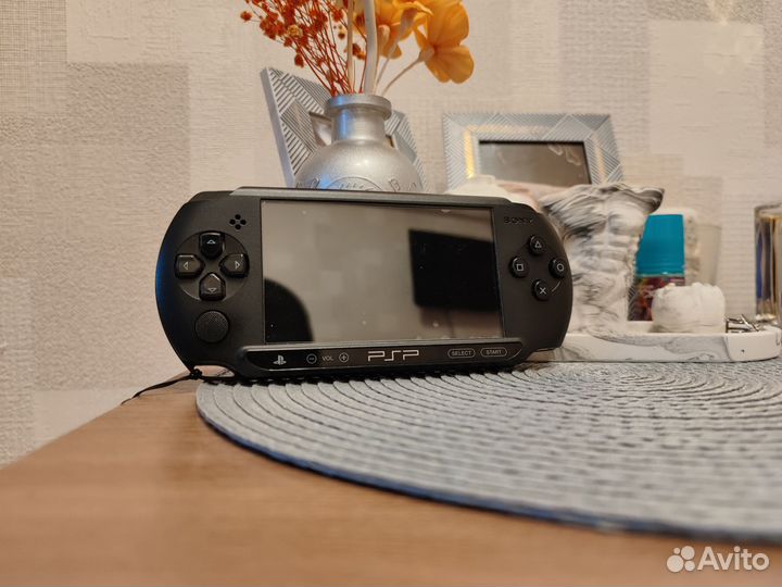 Sony PSP e1008 Street белая и черная