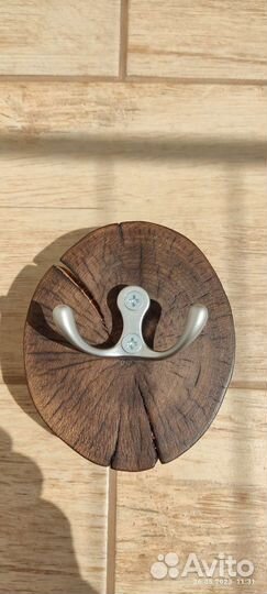 Крючок на срезе дерева