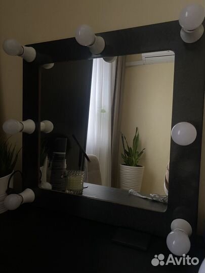 Гримерное зеркало с лампочками